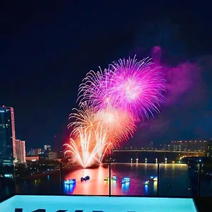 Hotel Wink Icon Riverside - Luxury - 24hrs & Rooftop Pool Bar, Da Nang
